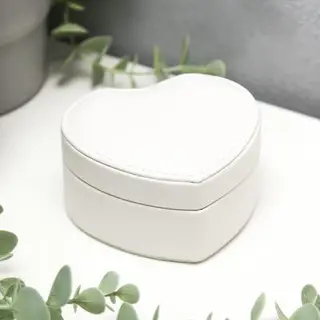 Шкатулка кожзам для украшений "Сердце белое" 5х9х10,5 см