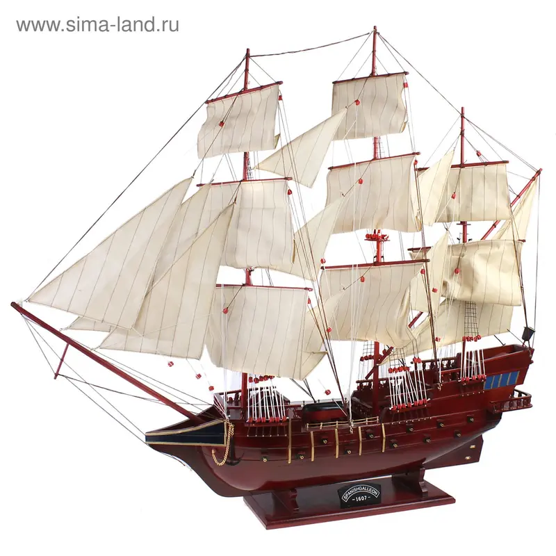 Корабль из темного дерева